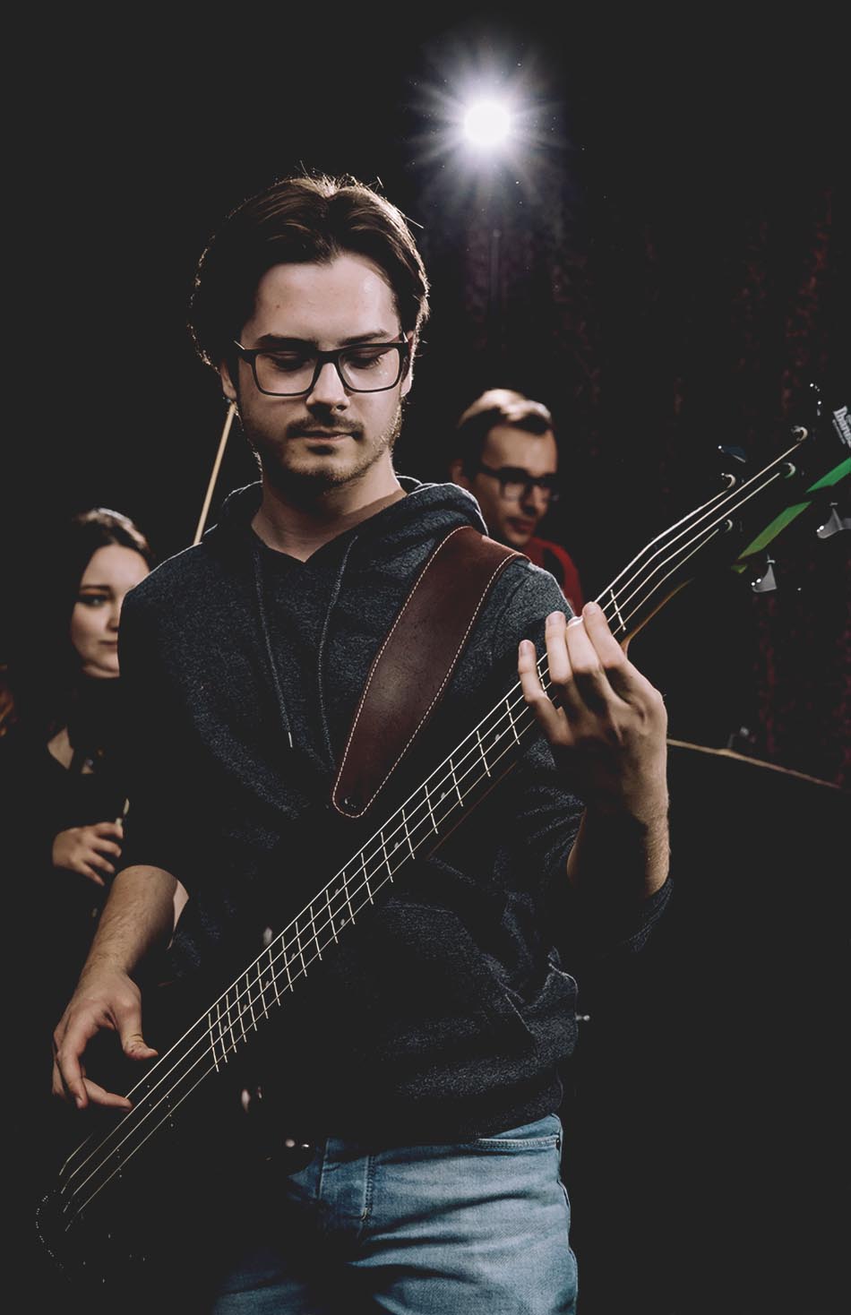 Adrian Kosior grający na gitarze basowej