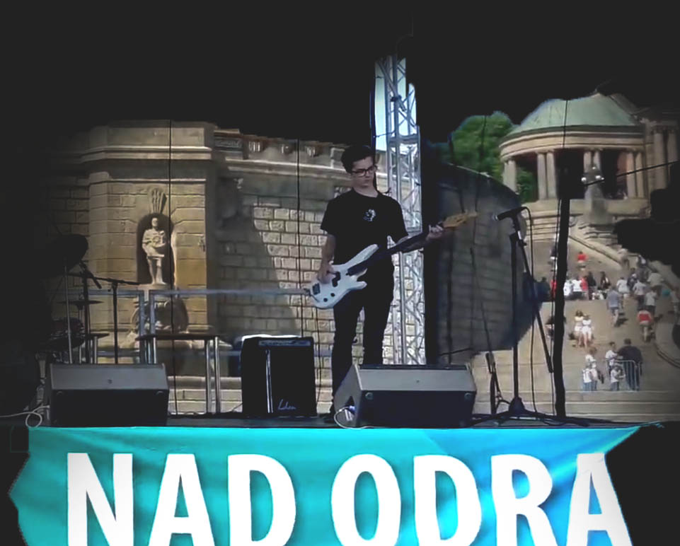 Adrian Kosior podczas występu w ramach Pikniku nad Odrą