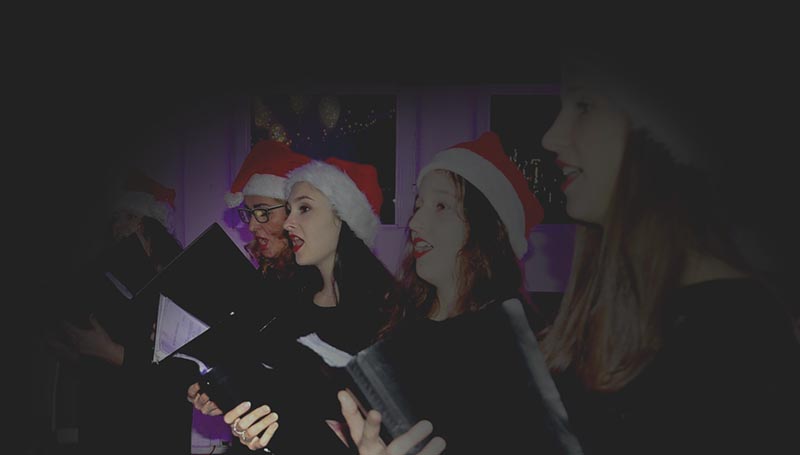 Justyna Tomicka śpiewająca w chórze