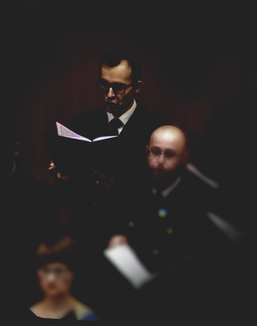 Łukasz Dobosz śpiewający w chórze