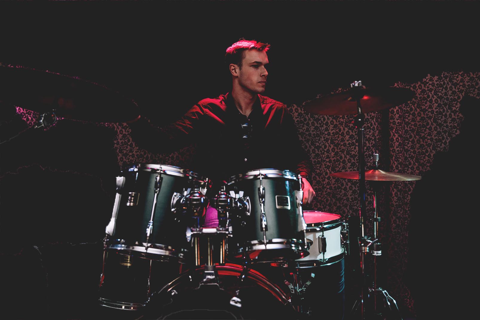 Wojciech Kaźmierczak z pałeczkami do marimby